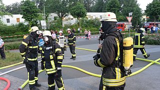 Großeinsatz und Evakuierung bei Pkw-Brand in einer Tiefgarage