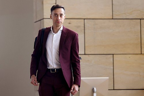 NRW-Grünen-Co-Chef Tim Achtermeyer aus Bonn hält nicht viel von einer Wehrpflicht. - © IMAGO/Panama Pictures