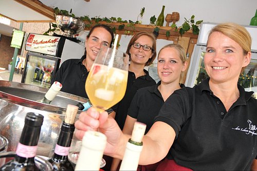 Edle Tropfen wurden im vergangenen Jahr am Haskenhoff-Stand von Katja Tarun (v. l.), Nicole Gericke, Marleen Flachmann und Katja Haskenhoff serviert. - © HK-Archiv, Frank Jasper