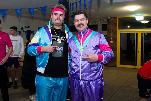 Niklas Reinker (l.) und Sören Veips entschieden sich für ein besonderes Outfit. Veips zeigte sogar Körpereinsatz. - © Andre Schneider