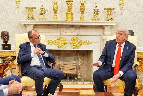 Treffen im Weißen Haus am 5. Juni 2025: Bundeskanzler Friedrich Merz (l.) und US-Präsident Donald Trump haben nach den Worten von Merz persönlich einen guten Draht zueinander gefunden. - © Michael Kappeler/dpa