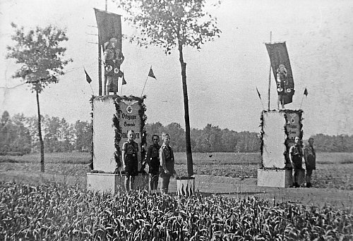 Die »Alte Garde« kommt: Am Ortseingang von Brockhagen grüßt 1939 die Hitlerjugend. - © Heimatverein Brockhagen