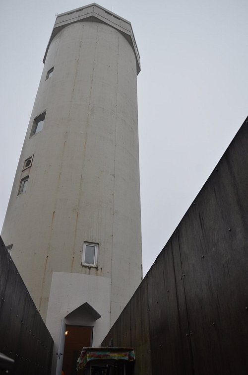 Zweckbau: Der Kiosk versteckt sich im kleinen Turm. - © Jonas Damme