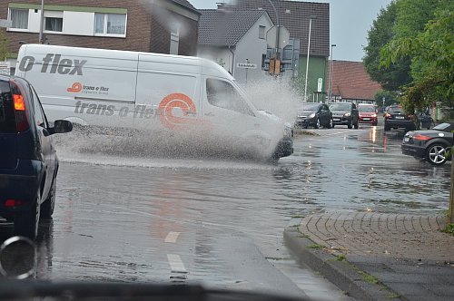 Im Juni 2018 sorgte starker Regen dafür, dass sogar die Kreuzung Bahnhofstraße/Mühlenstraße überflutet wurde. Seitdem hat sich einiges getan. - © Jonas Damme