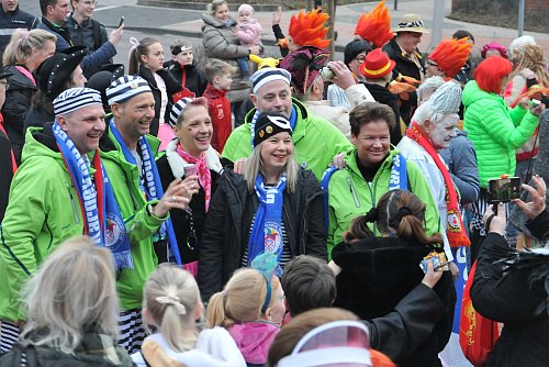 An Weiberfastnacht stürmen die Steinhagener Cronsbachfunken (KCCF) das Rathaus. Vorher versammeln sie sich auf dem Rathausvorplatz. - © Frank Jasper