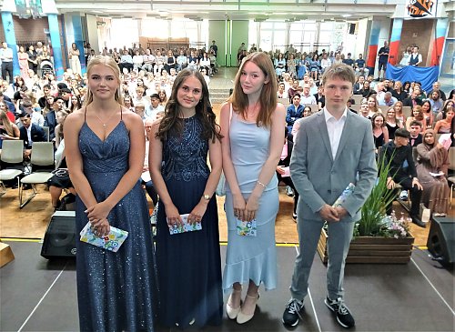 Die Klasssenbesten sind Jonna Wilke (v.l.), Meryem Singin, Paula Decker und Max Raabe. - © Ekkehard Hufendiek