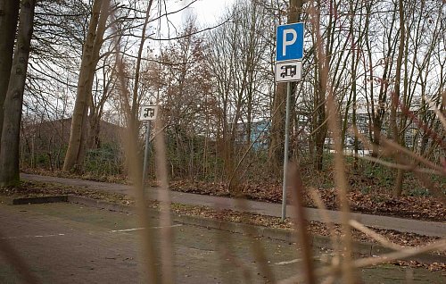 Stadtnah, neben dem Hallenbad, parkt der Wohnmobilist in Versmold. Wer's schöner will, fährt auf den Campingplatz. - © Andre Schneider