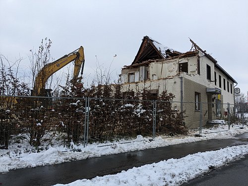 Vor genau zwei Jahren wurde die Gastwirtschaft Massmann, die über Jahrzehnte das Dorfleben von Häger prägte und zum Schluss Flüchtlingsunterkunft war, abgerissen. - © Anja Hanneforth