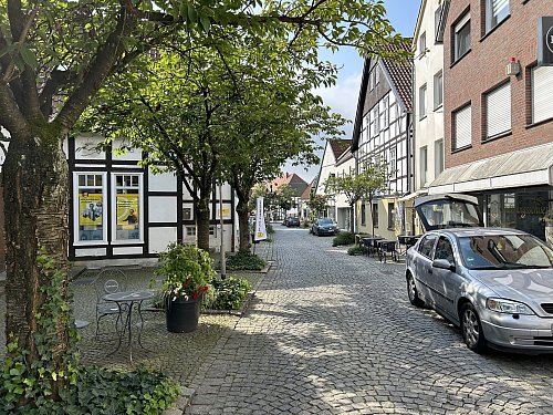 Bald wird es in der Rosenstraße nicht mehr so ruhig und idyllisch zugehen. - © Tobias Barrelmeyer