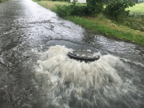 Am Hilterweg in Steinhagen drückte das Wasser aus der Kanalisation bei Starkregen bereits die Gullydeckel hoch. - © Gemeinde Steinhagen