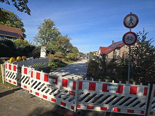 Der kleine Fußpatt, der schon lange den Durchgang zwischen Wohnbebauung am Nienhagen und der Engerstraße markiert, wird in Kürze fertig ausgebaut sein. Damit werden noch mehr Fußgänger an der Ortsdurchfahrt unterwegs sein, befürchtet Uwe Gehring. - © Silke Derkum-Homburg
