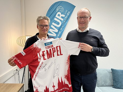 Chris Scholl vom Vorstand der Spvg. Steinhagen (l.) und Reise-Unternehmer Nils Wend freuen sich auf Florian Hempel. - © Christian Helmig
