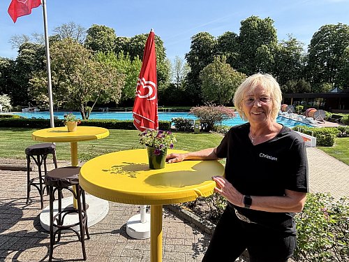 Christiane Becker, langjährige Mitarbeiterin im Haller Krankenhaus, hat im Ruhestand eine neue Wirkungsstätte gefunden: ihren Freibad-Kiosk. Von der Sonnenterrasse aus blickt sie direkt auf Liegewiesen und Becken. - © Tasja Klusmeyer