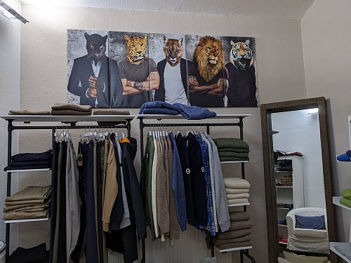 Claudia Habighorst hält seit Neuestem in ihrem Geschäft auch einen Raum mit Herrenmode bereit. - © Anja Hanneforth