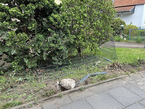 Nachdem der VW Touran von der Straße abgekommen war, hatte er den Gartenzaun von Renate Skowski durchbrochen. - © Tobias Barrelmeyer