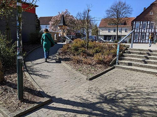 Diese Rampe vom unteren Parkplatz des Gemeindehauses hoch zum Gemeindehaus-Vorplatz ist für viele Menschen mit Rollstuhl und Rollator zu steil. - © Anja Hanneforth