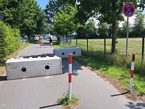 Betonklötze sichern den Zugang zum Stadiongelände der Terra Wortmann Open in Halle als Schutzmaßnahme gegen potenzielle Gefahren. - © Melanie Wigger