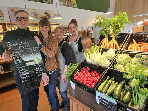 Clemens und Viktoria John (v. l.) sowie die Mitarbeiterinnen Larissa Riesen und Nicole Fauler setzen im Hofladen Grünzeit in Werther weiter auf regionale Produkte. - © Silke Derkum-Homburg