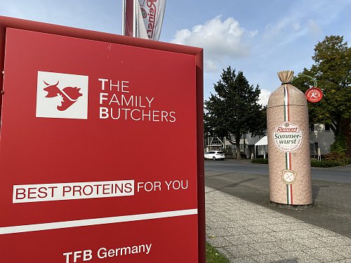 Am Haupteingang zum Betriebsgelände in Versmold-Loxten steht das TFB-Firmenschild. Die Reinert Sommerwurst im XL-Format ist als das Aushängeschild geblieben. - © Tasja Klusmeyer