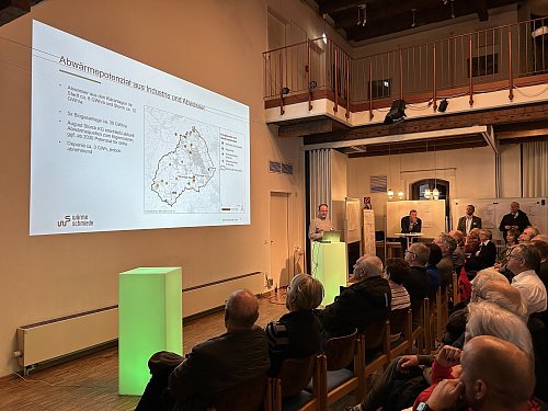 Thomas Oesterreich von der Wärmeschmiede warb für Energieeinsparungen in den einzelnen Haushalten. - © Tobias Barrelmeyer