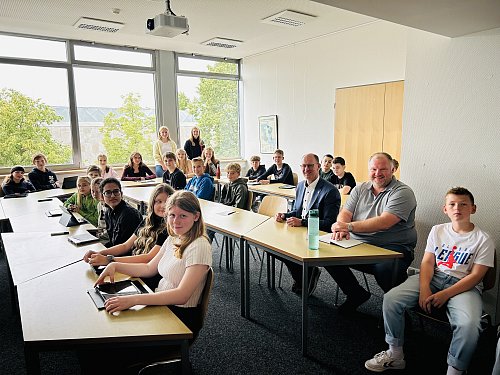 Auch Sebastian Manke (UWG, r. neben Bürgermeister Tappe) ließ sich die Gelegenheit nicht entgehen, die Perspektive der Schüler zu hören. - © Tobias Barrelmeyer