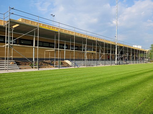 Richtfest beim SC Peckeloh: Der Verein feiert mit seinen Mitgliedern und Sponsoren den nächsten Meilenstein auf dem Weg zum neuen Zuhause. Die Anlage verfügt auch über eine Zuschauertribüne. - © Marc Uthmann