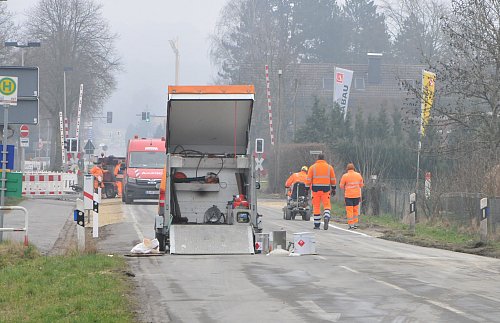 Ein erster kleiner Abschnitt der Bielefelder Straße in Steinhagen wird aktuell saniert. - © Frank Jasper