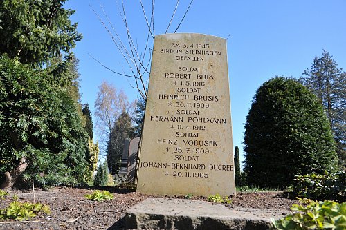 Ein Gedenkstein auf dem Alten Friedhof erinnert an fünf der am 3. April 1945 in Steinhagen gefallenen Soldaten. - © Frank Jasper