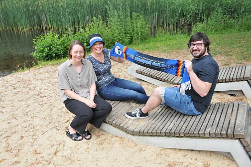 Jacqueline Lewald (l.), Jeannine Gehle und Florian Polkowski holen wieder den Arminia-Podcast nach Steinhagen. - © Frank Jasper