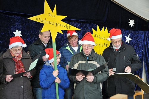 Das Nikolausgericht mit Wilken Ordelheide (2. v. r.) war über viele Jahre Teil der Eröffnungszeremonie. - © Frank Jasper