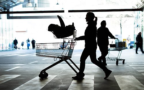 Als Dörthe Albert-Menke 2023 die Babytrage mit ihrem Sohn Matti auf einen Einkaufswagen stellen wollte, brach ein Wirbel. - © picture alliance/dpa