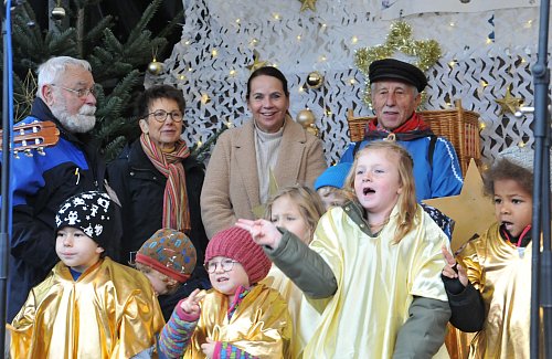 AGS-Vorsitzende Katja Tarun (Dritte von links) mit ihren Mitstreitern Dieter Molske, Renate Kampmann und Kiepenkerl Martin Kansteiner. - © Frank Jasper