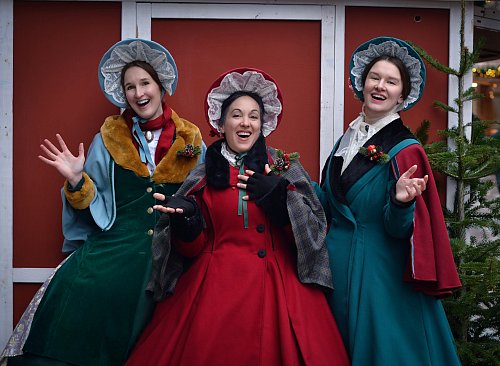 Mit klassischen Weihnachtsliedern unterhalten die "Christmas Carollers" die Besucher des Steinhagener Weihnachtsmarktes. - © The Christmas Carollers