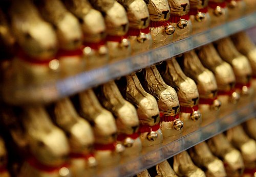 Wer dieses Jahr Schokolade fürs Osternest kauft, zahlt deutlich mehr – und bekommt weniger. 2025 werden zudem weniger Schoko-Osterhasen produziert. - © picture alliance / Oliver Berg/dpa