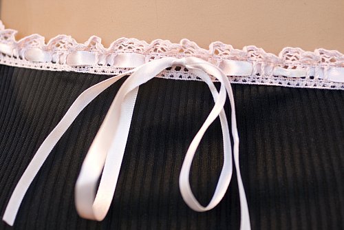 Ein kleines Schleifchen auf einem Damenslip – ein historisches Detail mit großer symbolischer Bedeutung für Mode und weibliches Selbstbewusstsein. - © IMAGO/Panthermedia