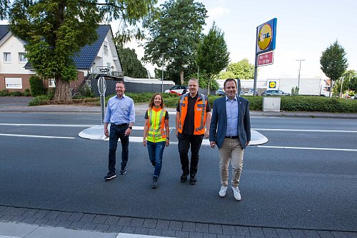 Dirk Niggemann (v. l.), Sandra Szczypior, Dennis Degner und Michael Meyer-Hermann testen die neue Querungshilfe in Versmold. - © Andre Schneider