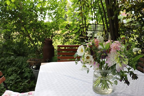 Im Schatten der Bäume lässt es sich selbst bei hohen Temperaturen gut aushalten. - © Judith Gladow
