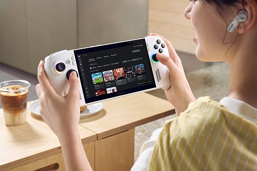 Eine Nutzerin mit dem neuen Xbox-Handheld, das mit Windows läuft und verschiedene Spiele-Aggregatoren unterstützt. - © Xbox