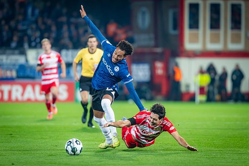 Die Unioner hatten mit den ebenso schnellen wie aufsässigen Gästen erhebliche Probleme. - © Sarah Jonek