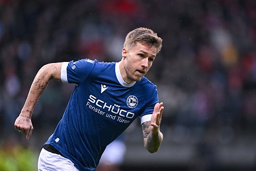 Angreifer Joel Grodowski trägt auf diesem Foto das stark nachgefragte Heimtrikot des DSC Arminia aus der Saison 2024/25. Ausrüster ist das italienische Unternehmen Macron. - © Teresa Kroeger