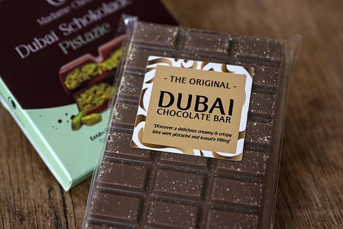 Eine Tafel Dubai-Schokolade. In Deutschland bieten inzwischen etliche Händler ähnliche Schokolade an. - © imago/MIS