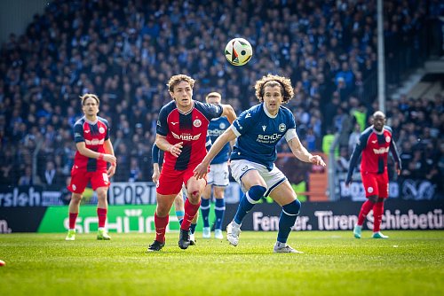 Mael Corboz (r.) bot eine starke Partie. Der Kapitän erzielte das Tor zum 2:0. - © Sarah Jonek