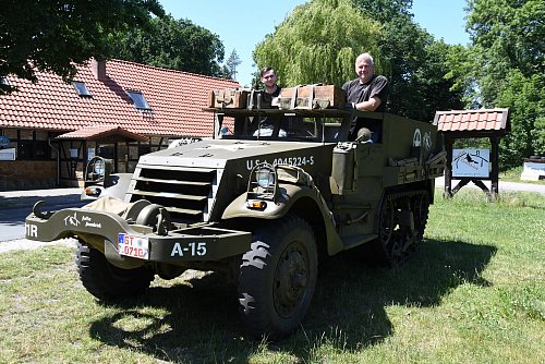 Eckhard und sein Sohn Erik Brinkmann im M3 Half Track, dem neuen Firmenwagen des Café Hexenbrink in der Patthorst. - © Jonas Damme