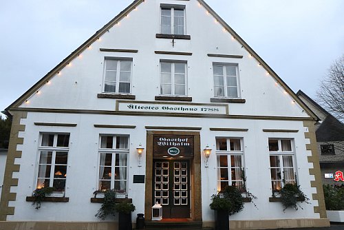 Ein DJ und die Band Aero sorgen im Wilhalm für Livemusik. - © Burkhard Hoeltzenbein