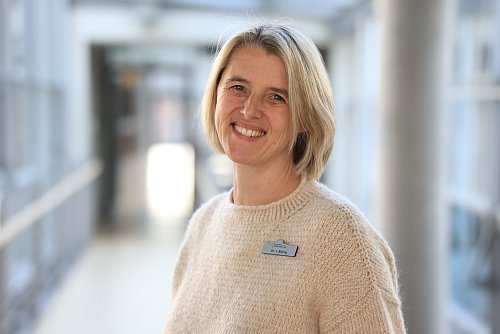 Dr. Imke Bönig, Schulärztin beim Kreis Gütersloh, erklärt das neue Prozedere bei den Einschulungsuntersuchungen. - © Kreis Gütersloh