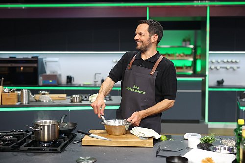 Der bekannte TV-Koch Steffen Henssler ist einer der beiden neuen Coaches in der 14. Staffel. - © Joyn