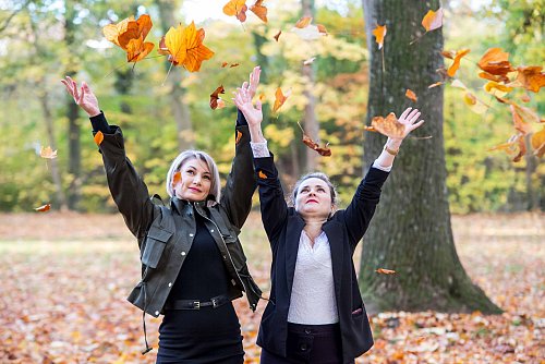Irina Bannikow (l.) und Marina Mihajlicenko trafen sich spontan im Versmolder Stadtpark, um ein paar Fotos zu schießen. - © Andre Schneider