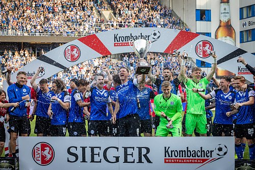 Arminia-Legende Fabian Klos stemmt in seinem letzten Pflichtspiel als Profi den Westfalenpokal in die Luft. - © Sarah Jonek