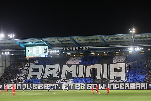 Die Arminia-Fans gehen vor dem Spiel gegen Freiburg mit einer beeindruckenden Choreografie in Vorleistung. - © Oliver Krato