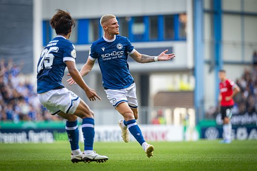 Mit seinem Traumtor stellt Arminia Bielefelds Louis Oppie für den Drittligisten gegen Hannover 96 auf 2:0. - © Sarah Jonek